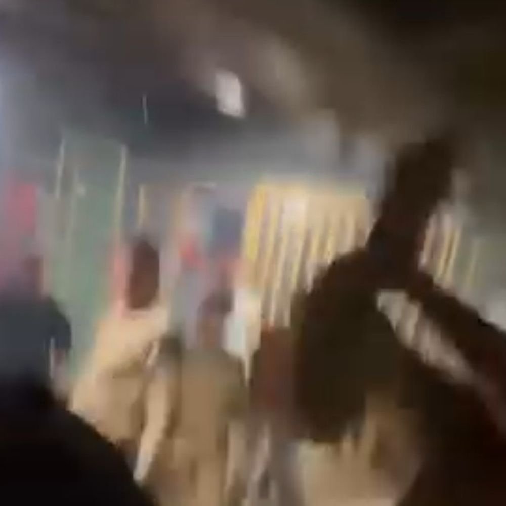 लखनऊ के किंग्स क्लब में लाठीचार्ज:डीजे बंद कराने पहुंची थी पुलिस, युवक बोले सस्पेंड करा दूंगा