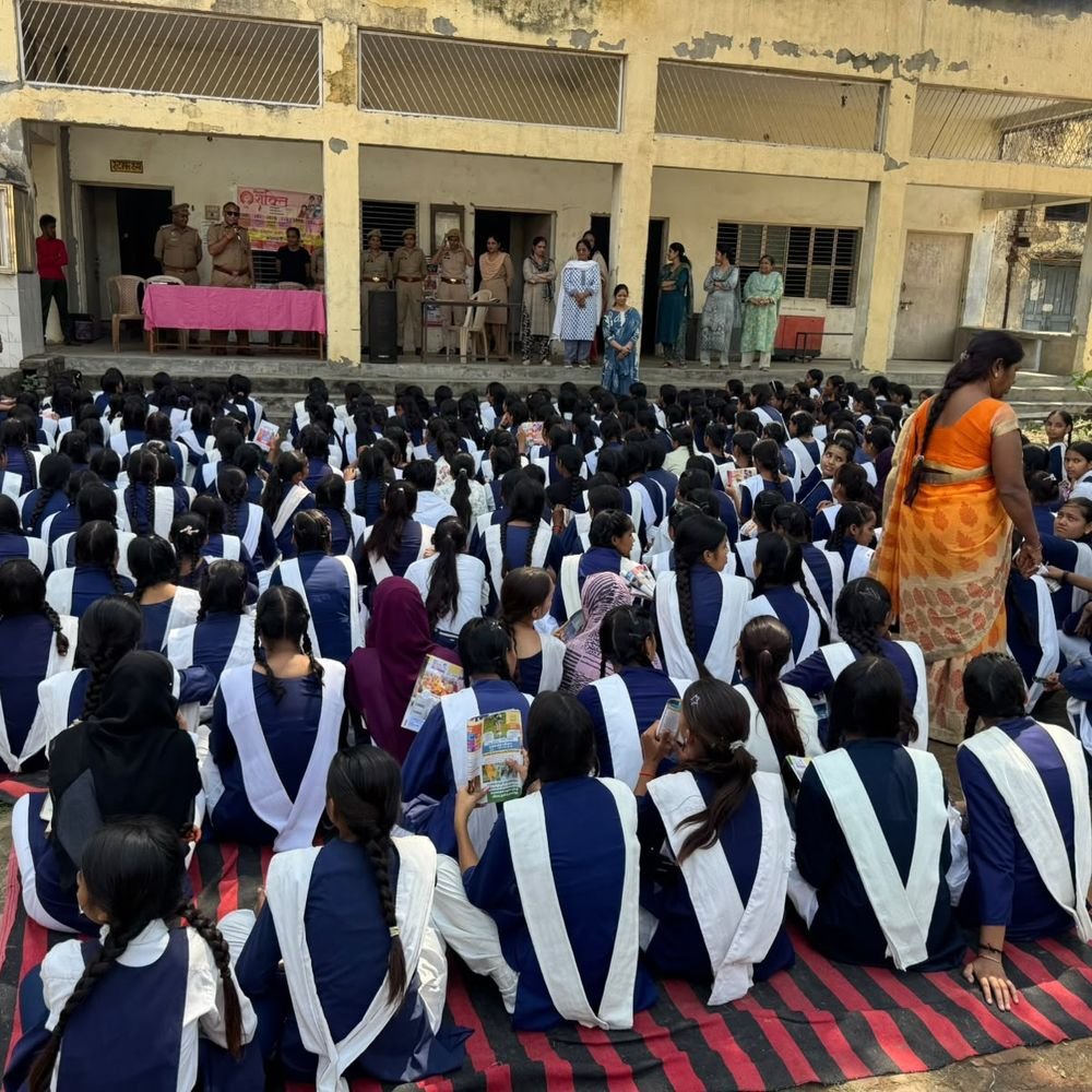 पीछा या अभद्रता होने पर तुरंत परिजनों-पुलिस को बताएं:कासगंज में छात्राओं को मिशन शक्ति और साइबर अपराध से बचाव की जानकारी दी गई