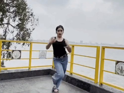 प्रोफेशनल डांसर्स को भी पसंद आ रही लोकेशन, VIDEO:गोरखपुर के नौका विहार पर डांस कर रील बनाते युवा, रवि किशन ने तारीफ