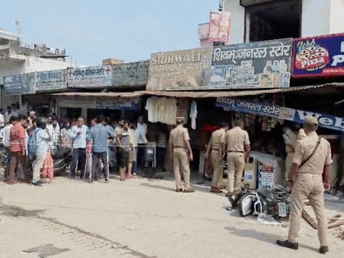 मुरादाबाद में पिज्जा दुकान में धमाका:संचालक समेत 5 लोग गंभीर रूप से घायल; सिलेंडर या एसी में ब्लास्ट की आशंका