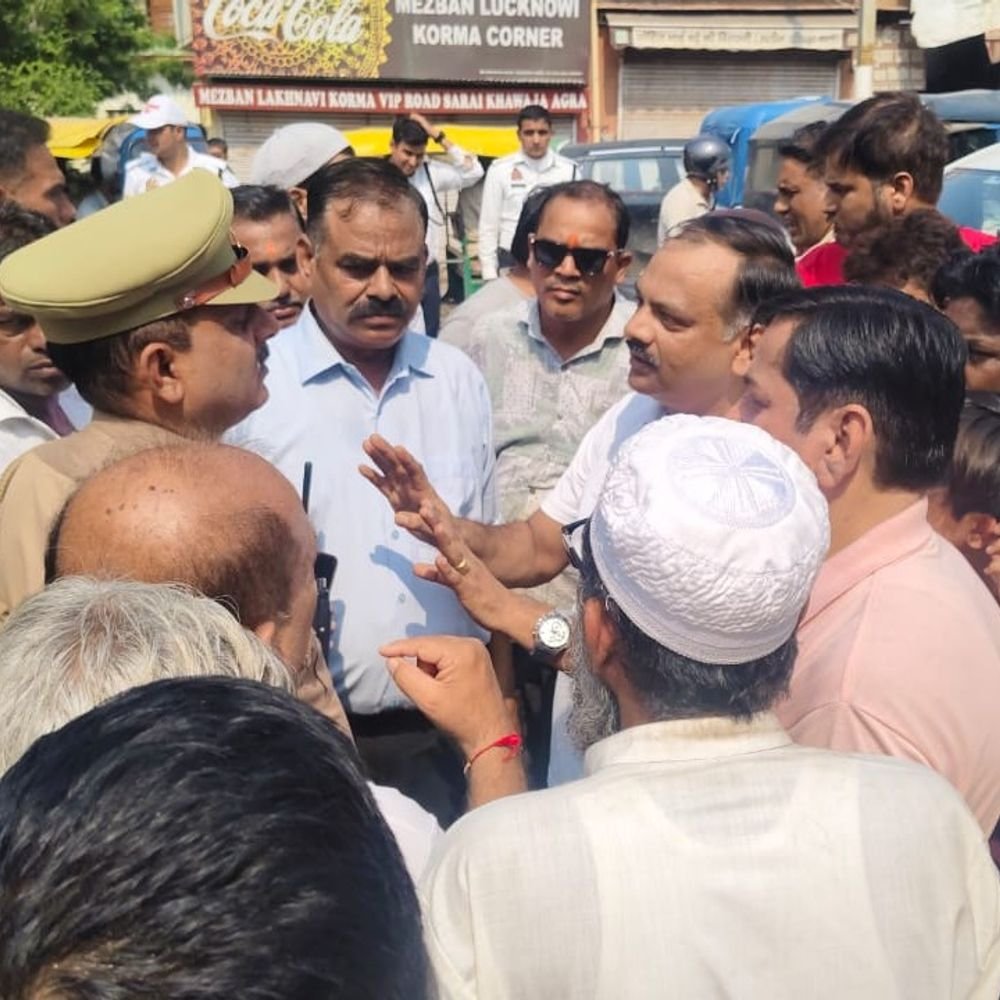 आगरा में खेरिया मोड़ पुल बंद करने पर हंगामा:जर्जर सड़क की मरम्मत कराई जा रही; तीन महीने तक बंद रहना है पुल