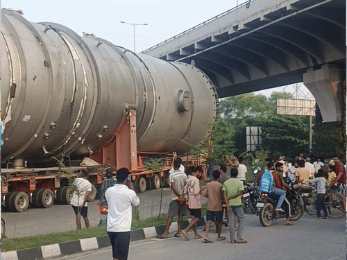 जानें वायरल ‘बाहुबली ट्रक' की पूरी कहानी:15 साल पुराना ट्रक खींच रहा 200 टन से ज्यादा वजन, 308 पहियों का मॉड्यूलर ट्रेलर
