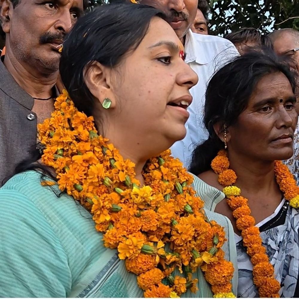 पूर्व IAS दिव्या मित्तल ने मिर्जापुर में बिजली-पानी संकट उठाया:3 साल बाद मिलकर भावुक हुईं, बुजुर्ग के साथ बैठीं पूर्व डीएम; बोलीं- आधे गांव में आज भी बिजली नहीं