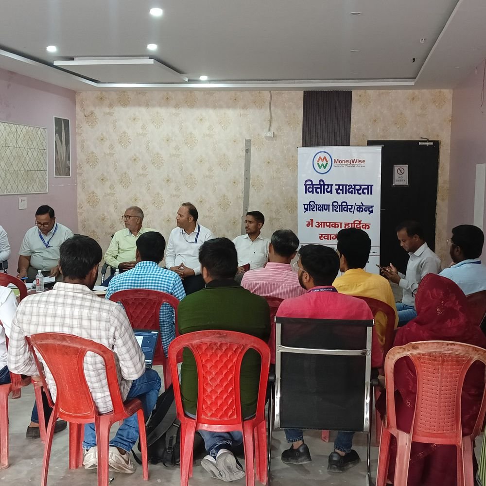 आरोह फाउंडेशन की बैठक:बलिया में संजीव श्रीवास्तव ने कहा- वित्तीय साक्षरता से सशक्त होगा समाज