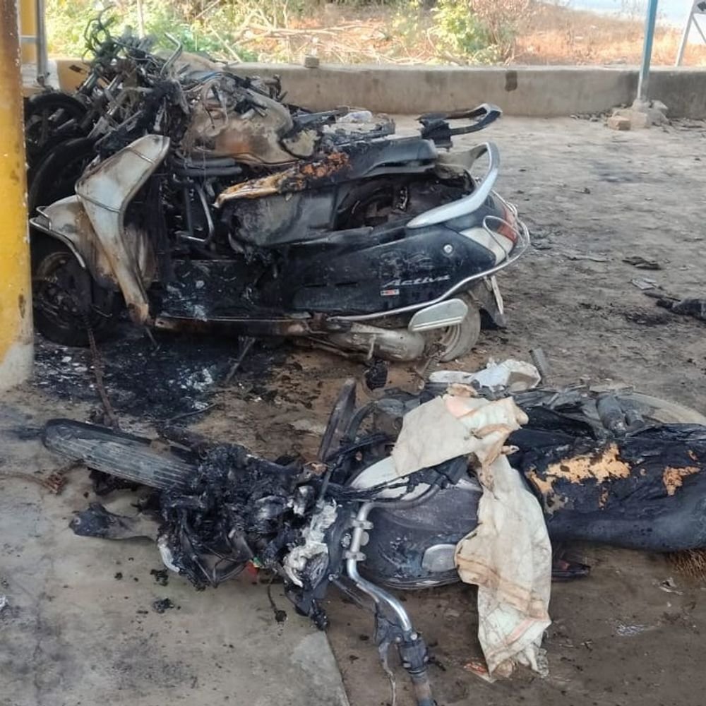 ऑटो पार्ट्स दुकान के बाहर 7 बाइक में लगी आग:उन्नाव में 6 जलकर राख, पुरानी रंजिश में आग लगाने का आरोप, पुलिस जांच में जुटी