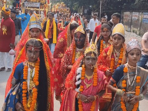 गाजीपुर में मां शीतला की कलश यात्रा निकली:ददरीघाट से शुरू हुई यात्रा में 501 कन्याएं शामिल, झांकियां बनीं आकर्षण का केंद्र