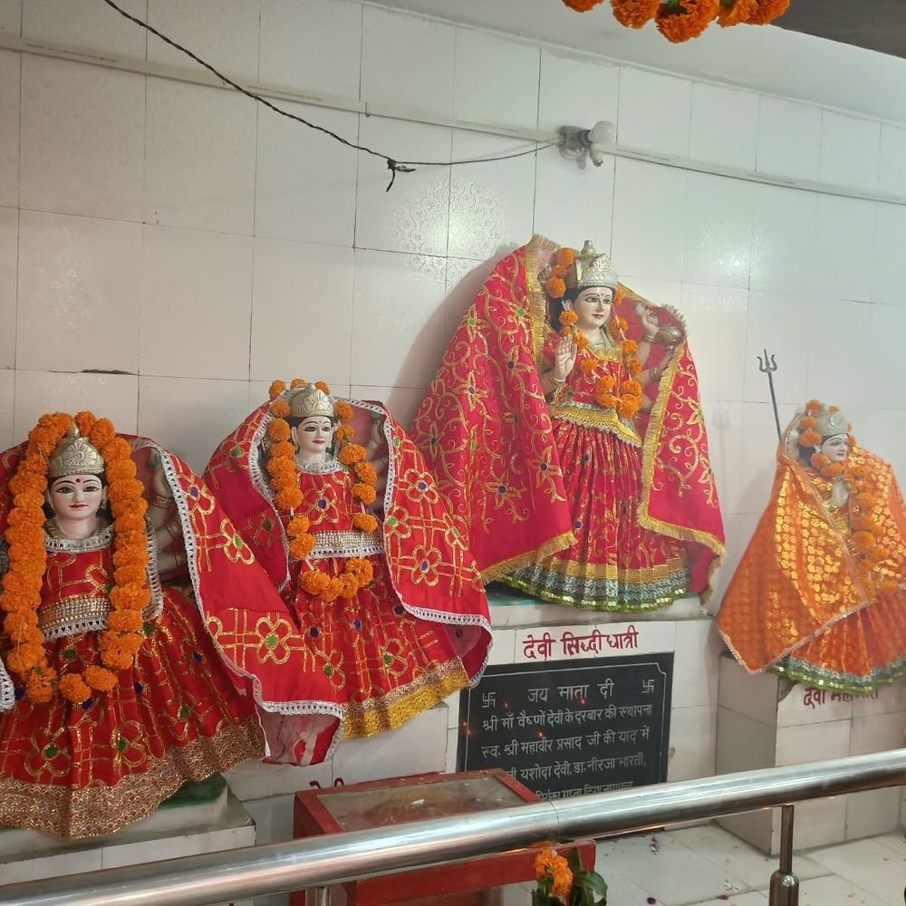 बिजनौर में नवरात्र के पहले दिन मंदिरों में उमड़े श्रद्धालु:चामुंडा देवी धाम में लगी कतारें, 100 साल से अधिक पुराना बताया जाता है मंदिर