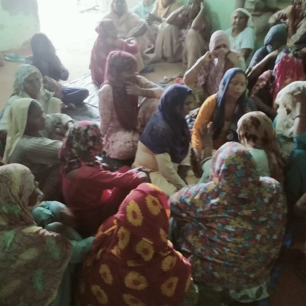 बागपत में पेड़ से लटका मिला युवक का शव:पॉकेट में मिले 550 रुपए और मोबाइल; परिजनों ने जताई हत्या की आशंका