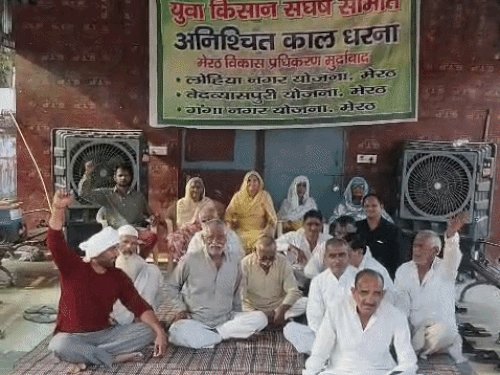 मेरठ में 33वें दिन भी किसानों का धरना जारी:रविवार को फिर बड़े प्रदर्शन की तैयारी, मुआवजा और प्लॉट की मांग पर अड़े किसान