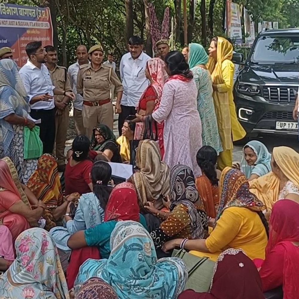 बागपत में कैडर दीदियों ने मानदेय बढ़ाने की मांग उठाई:डीएम कार्यालय पर धरना देकर 25 हजार रुपए मासिक करने की मांग रखी