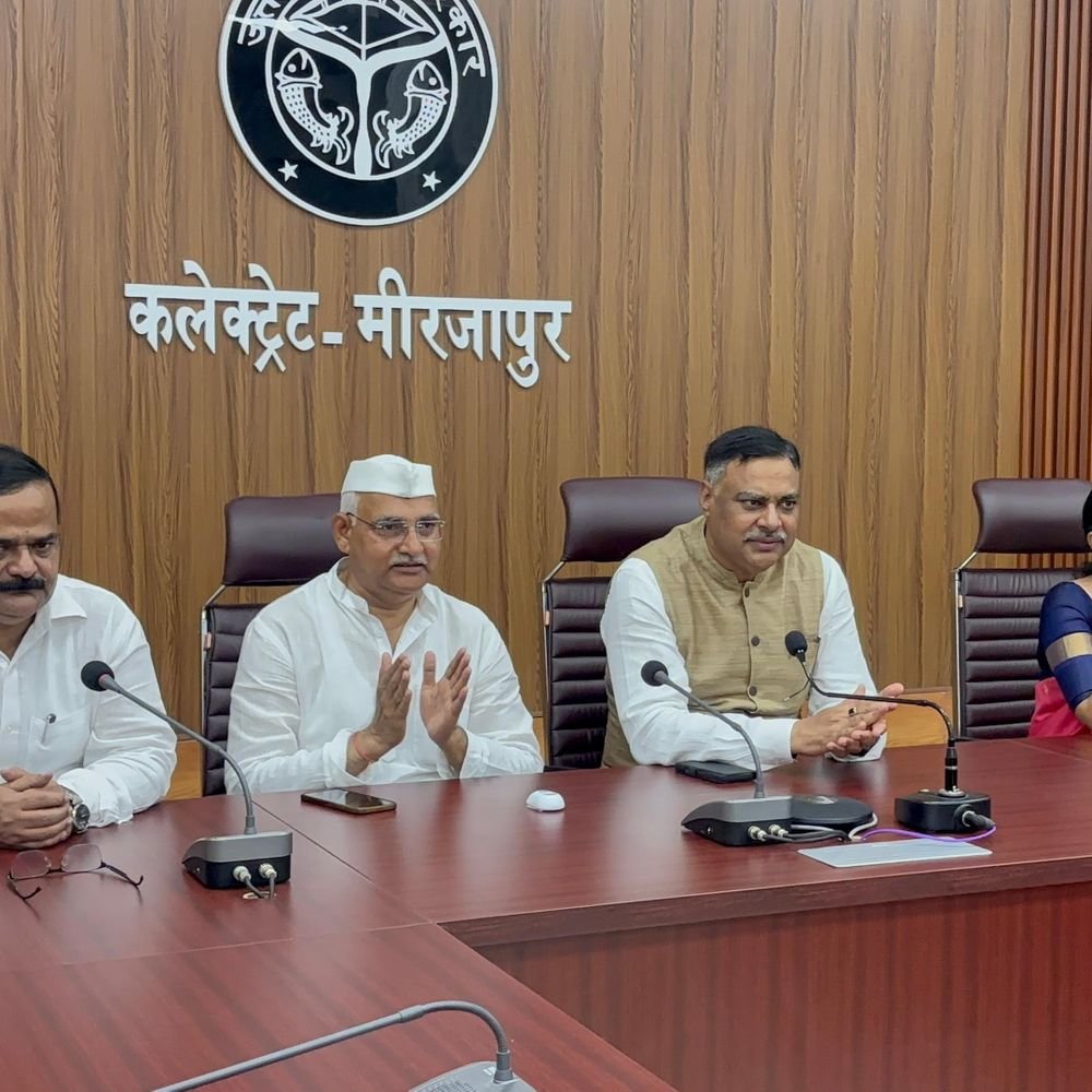 मंडलायुक्त, डीएम, एसपी ने गांधी-शास्त्री जयंती पर किया ध्वजारोहण:महापुरुषों के चित्र पर माल्यार्पण कर किया नमन, उनके विचारों को याद किया