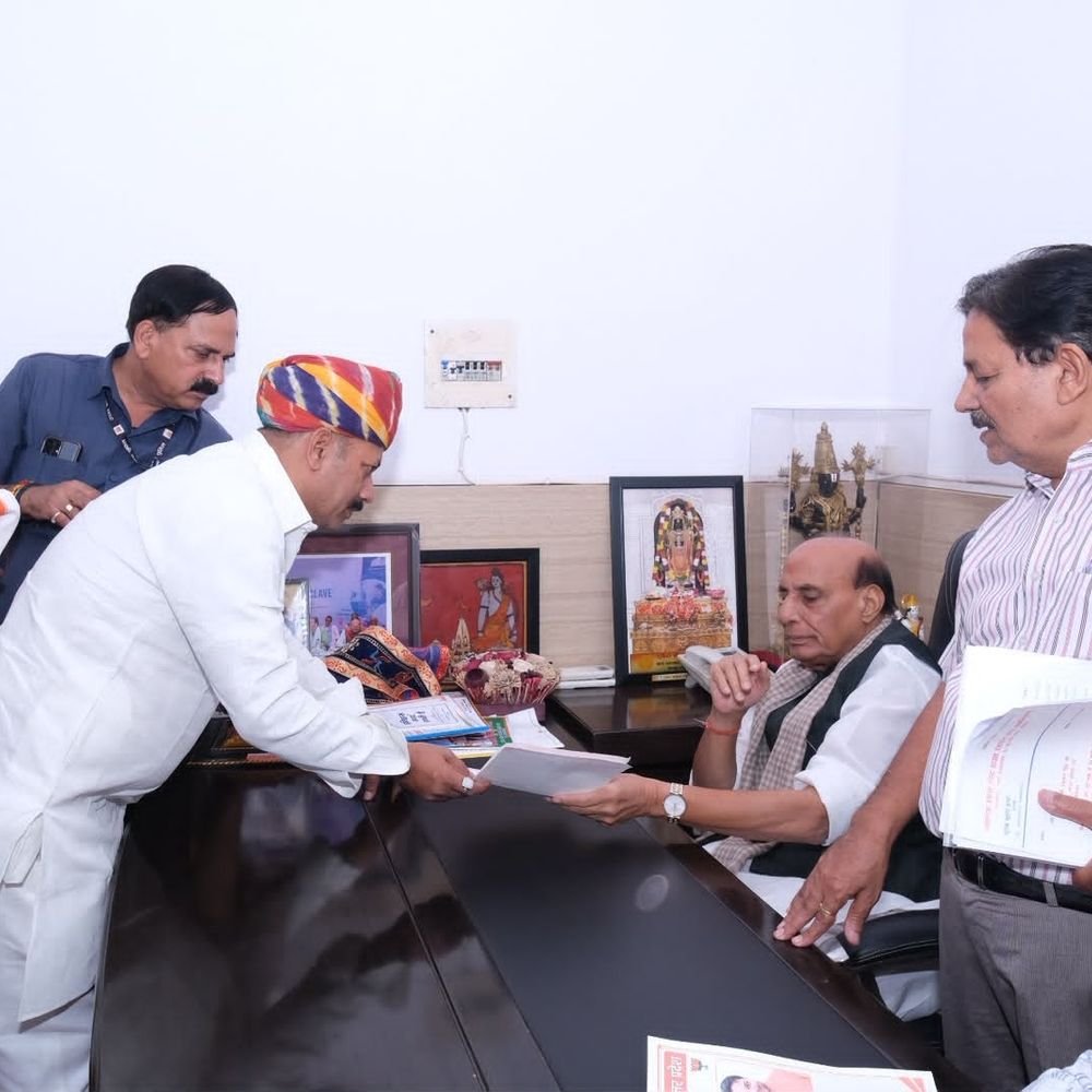 लखनऊ में राजनाथ सिंह से मिले अश्वनी सिंह:गगहा क्षेत्र में सैनिक स्कूल, केंद्रीय विद्यालय; आधुनिक खेल स्टेडियम की मांग