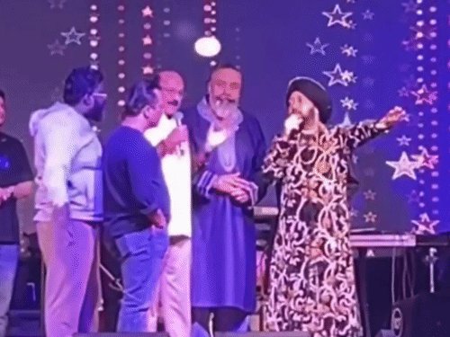 टिहरी-लाइव शो में दलेर मेहंदी पर भड़के मंत्री उनियाल:कहा- बोला तो जा नहीं रहा, गाना क्या गाएंगे, दारू पीके लोगों को बेवकूफ बना रहे हो