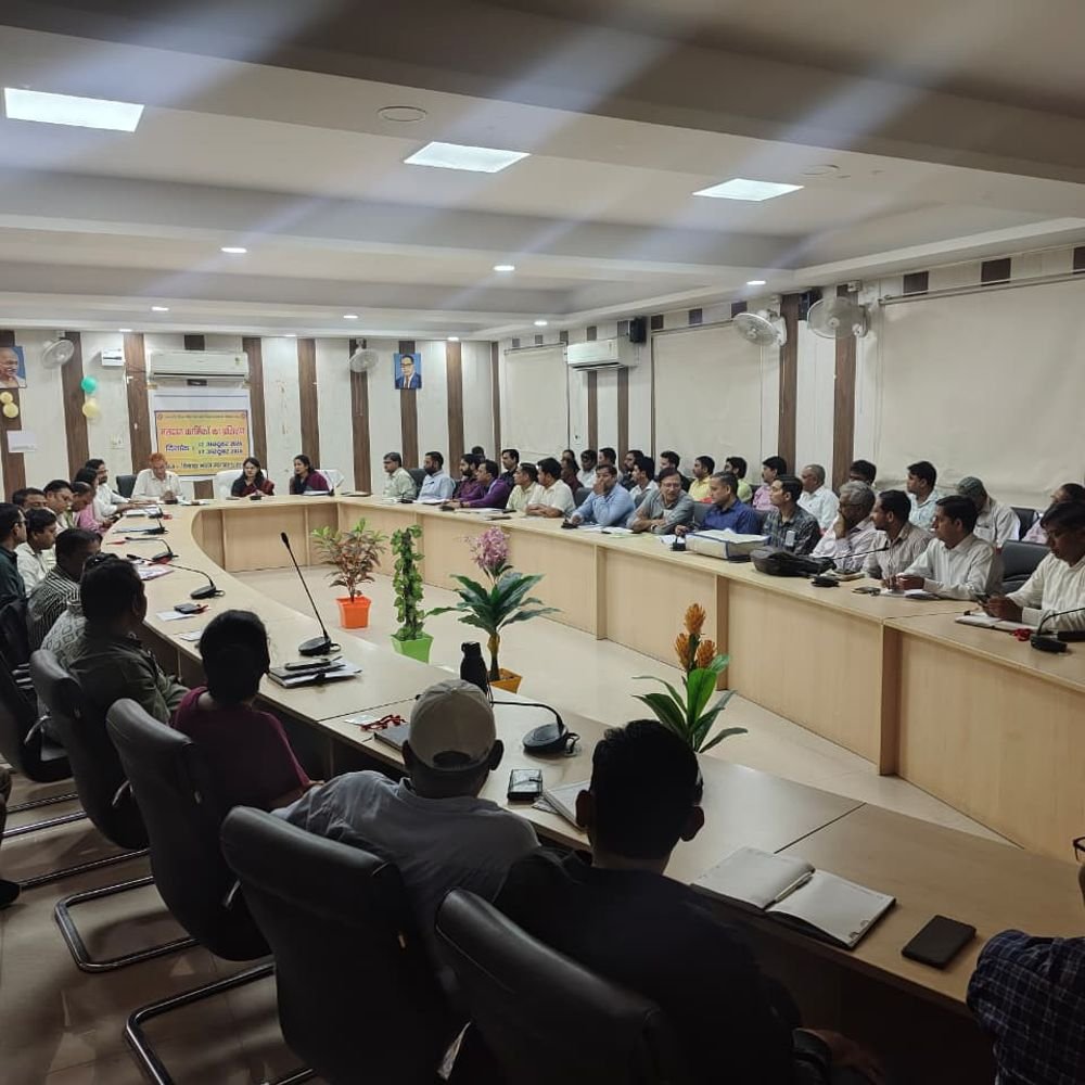 हापुड़ में एमएलसी चुनाव के लिए मतदान कार्मिकों को ट्रेनिंग:डीएम ने निष्पक्ष चुनाव कराने के लिए दिए जरूरी निर्देश