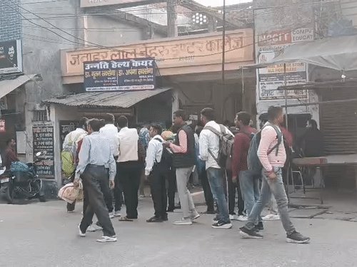 कानपुर में 21 केंद्रों पर PET का आयोजन:दो पालियों में परीक्षा सघन तलाशी के बाद मिल रहा प्रवेश
