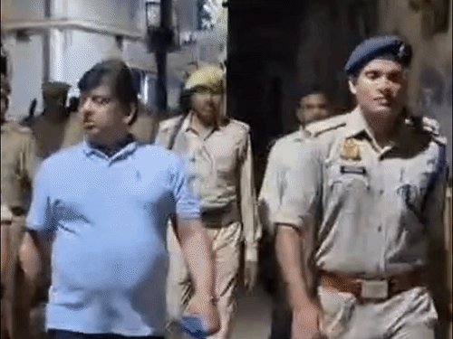 महोबा में अष्टमी पर एसडीएम-सीओ ने किया फ्लैग मार्च:नवरात्रि के लिए सुरक्षा जांची, दुकानदारों को अतिक्रमण हटाने की चेतावनी