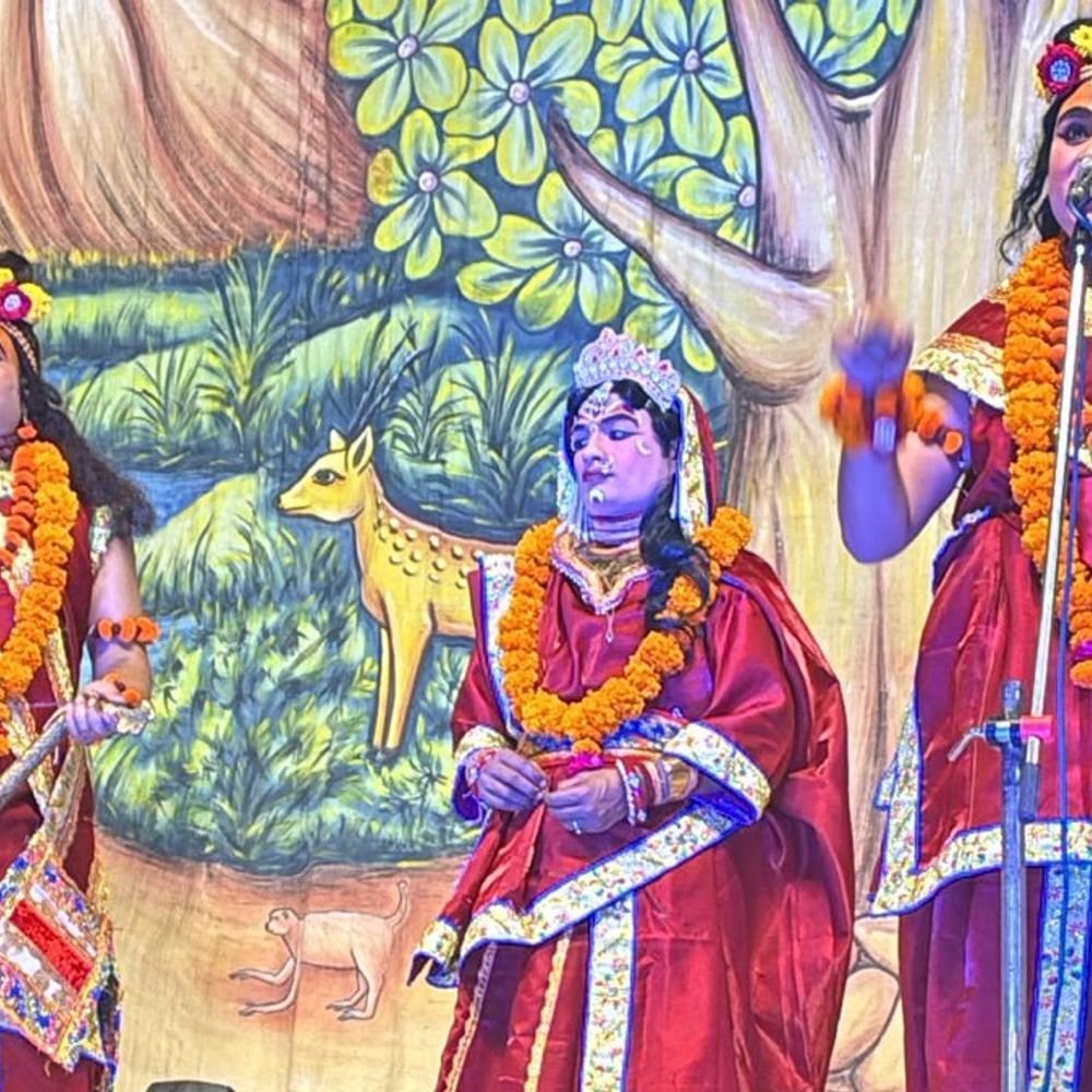 रामलीला में केवट संवाद और भरत मिलाप का मंचन:लखनऊ के नेपाली पार्क में दशरथ के निधन, शूर्पणखा अंगभंग और सीता हरण के प्रसंग भी दिखाए गए