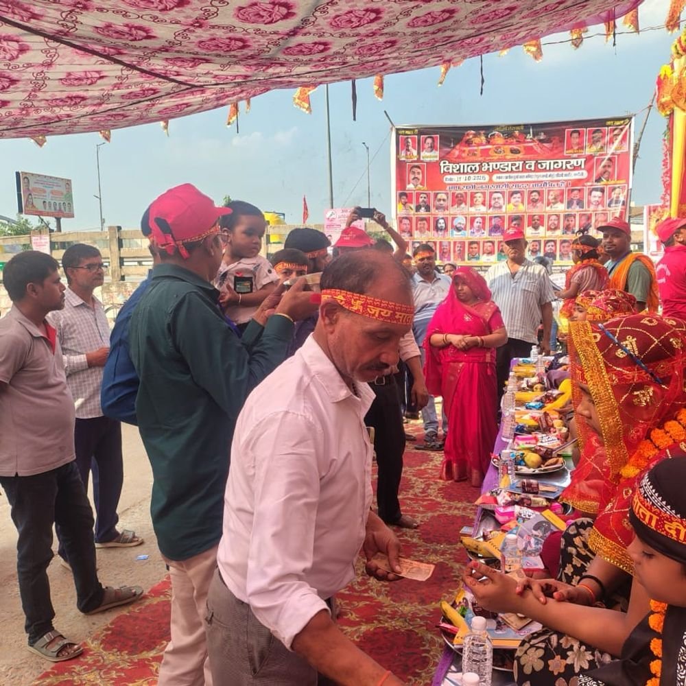 चंदौली में जय मां शेरावाली ग्रुप ने किया कन्या पूजन:प्राचीन दुर्गा मंदिर में हुआ विशाल भंडारा, सैकड़ों श्रद्धालुओं ने लिया प्रसाद