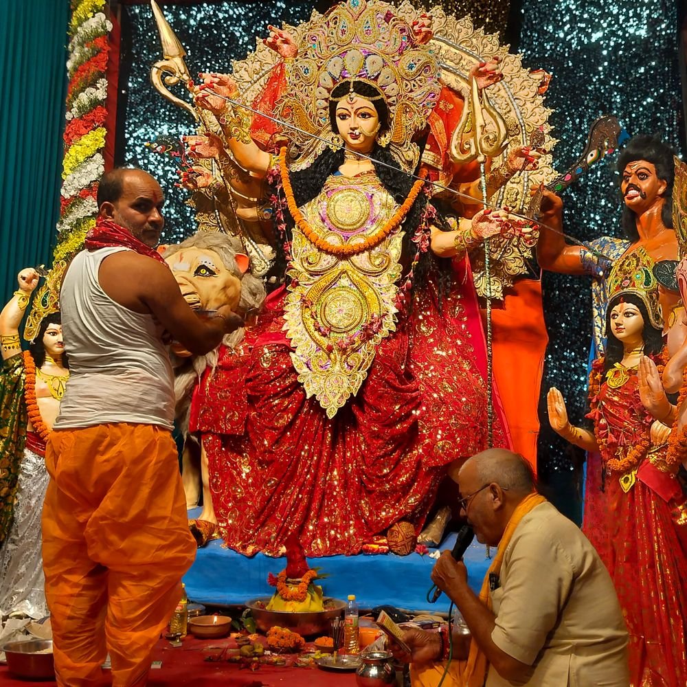 मऊ में मां दुर्गा के प्रतिमाओं की प्राण-प्रतिष्ठा:दिक मंत्रोच्चार उपरांत खुले पट, मंगलवार दशहरा मेला बाद विसर्जन