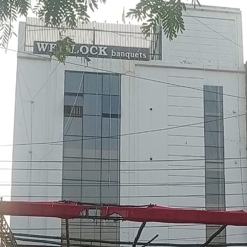 पनकी में हाइटेंशन लाइन से करंट लगने से किशोर झुलसा:वेडलाक गेस्ट हाउस के बाहर पांडाल में सजावट कर रहा था गोपाल, हैलट रेफर