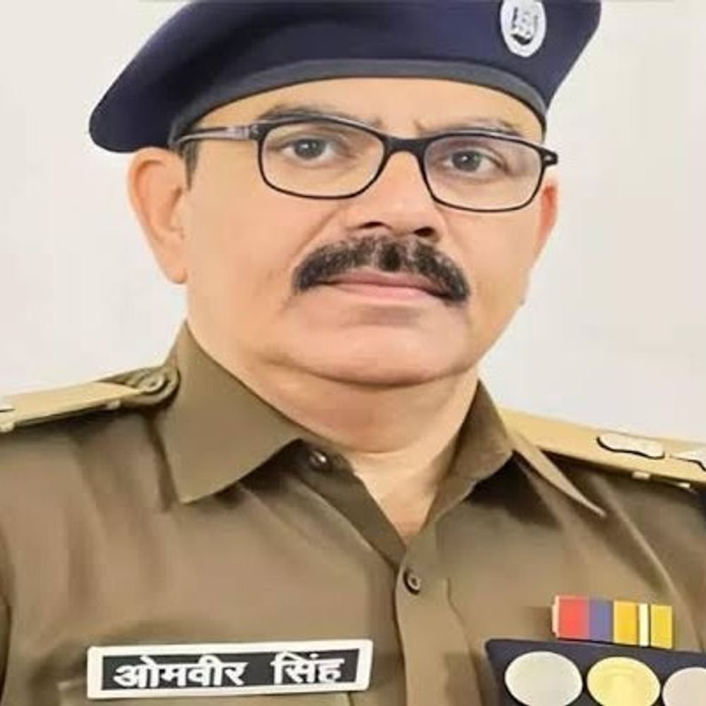 बलिया में 10 थाना प्रभारियों के तबादले:एसपी ओमवीर सिंह ने बदली तैनाती, कई थानाध्यक्षों को मिली नई जिम्मेदारी