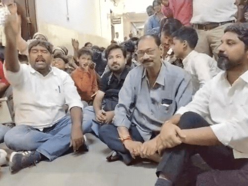 नगर निगम में कांग्रेस का हंगामा:गरीब नगर में 4 मकान तोड़ने का विरोध, पार्षद के दबाव में कार्रवाई का आरोप
