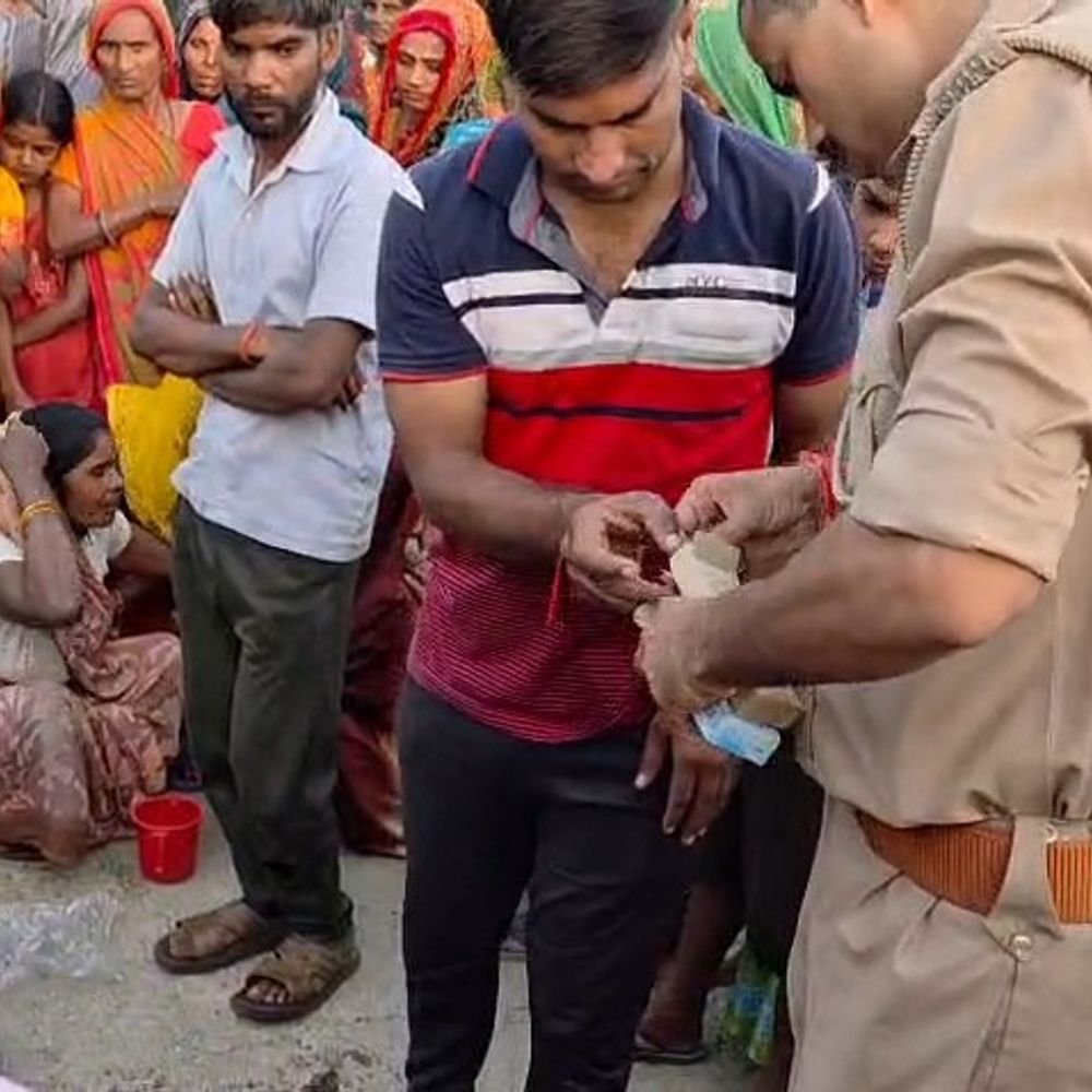 सांड के हमले से 65 साल के बुजुर्ग की मौत:सीतापुर में सुबह सड़क पर टहलने निकले थे, पीछे से सांड ने किया हमला