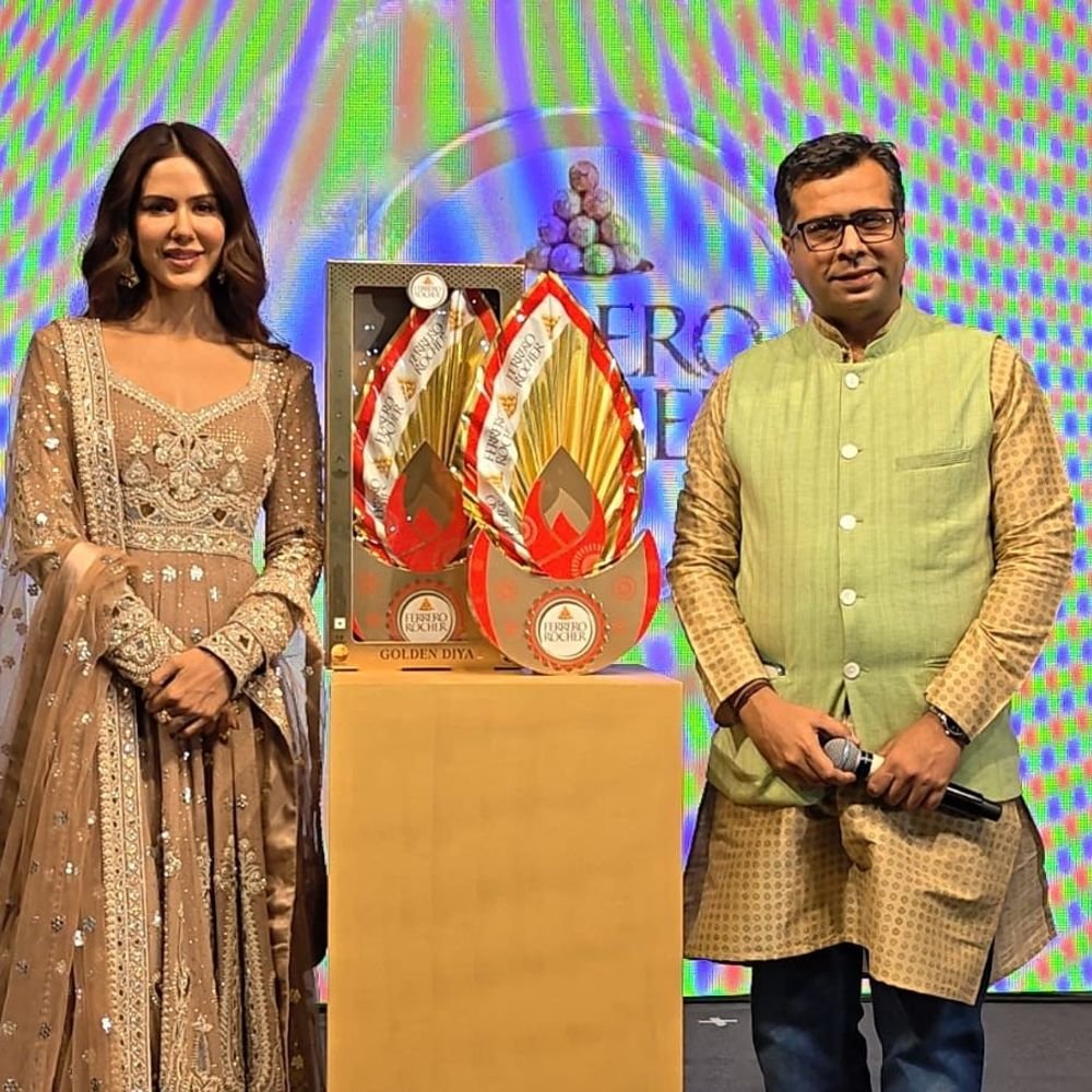 वाराणसी में फेरेरो रोशे उत्पाद लॉन्च:गंगा घाट पहुंचीं अभिनेत्री सोनम बाजवा, गोल्डन दीया और चॉकलेट बार्स किया पेश