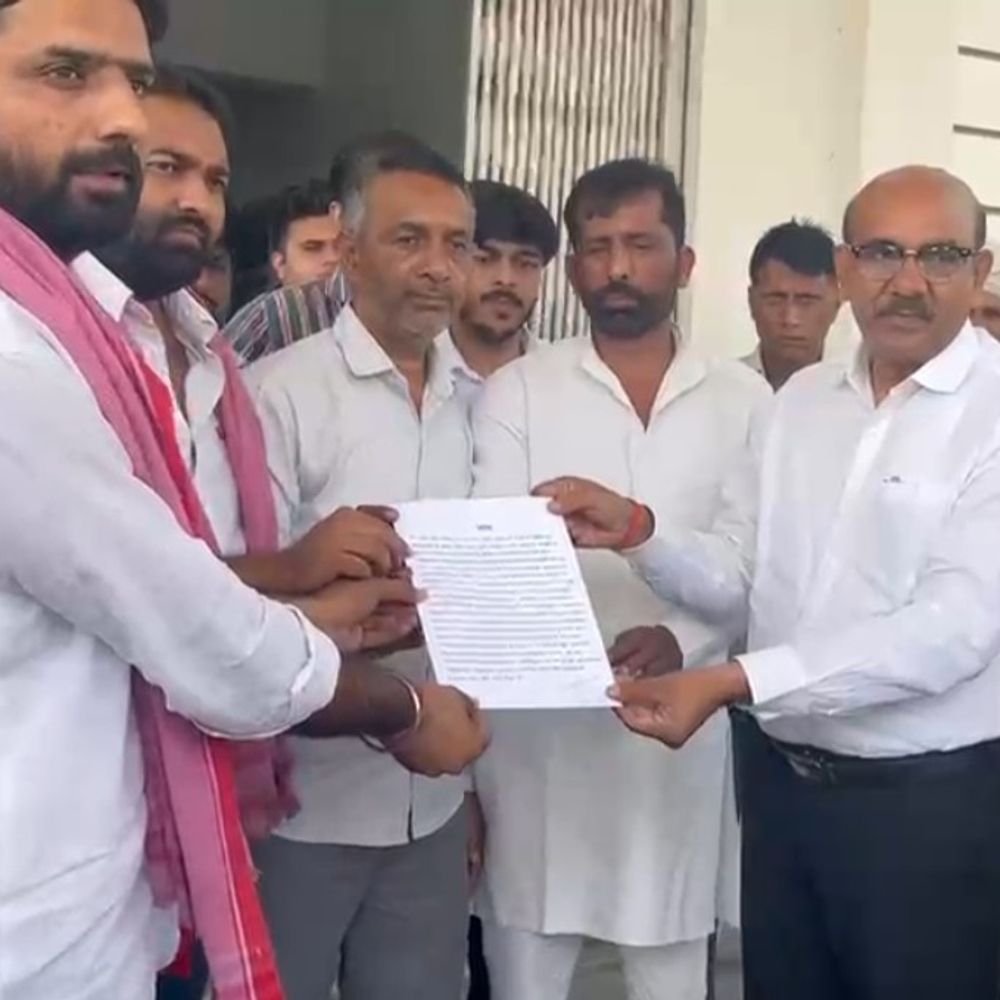 सपा ने मुख्य चुनाव आयुक्त के इस्तीफे की मांग की:मेरठ में प्रदर्शन के दौरान पुलिस ने रोका, एसडीएम को सौंपा ज्ञापन
