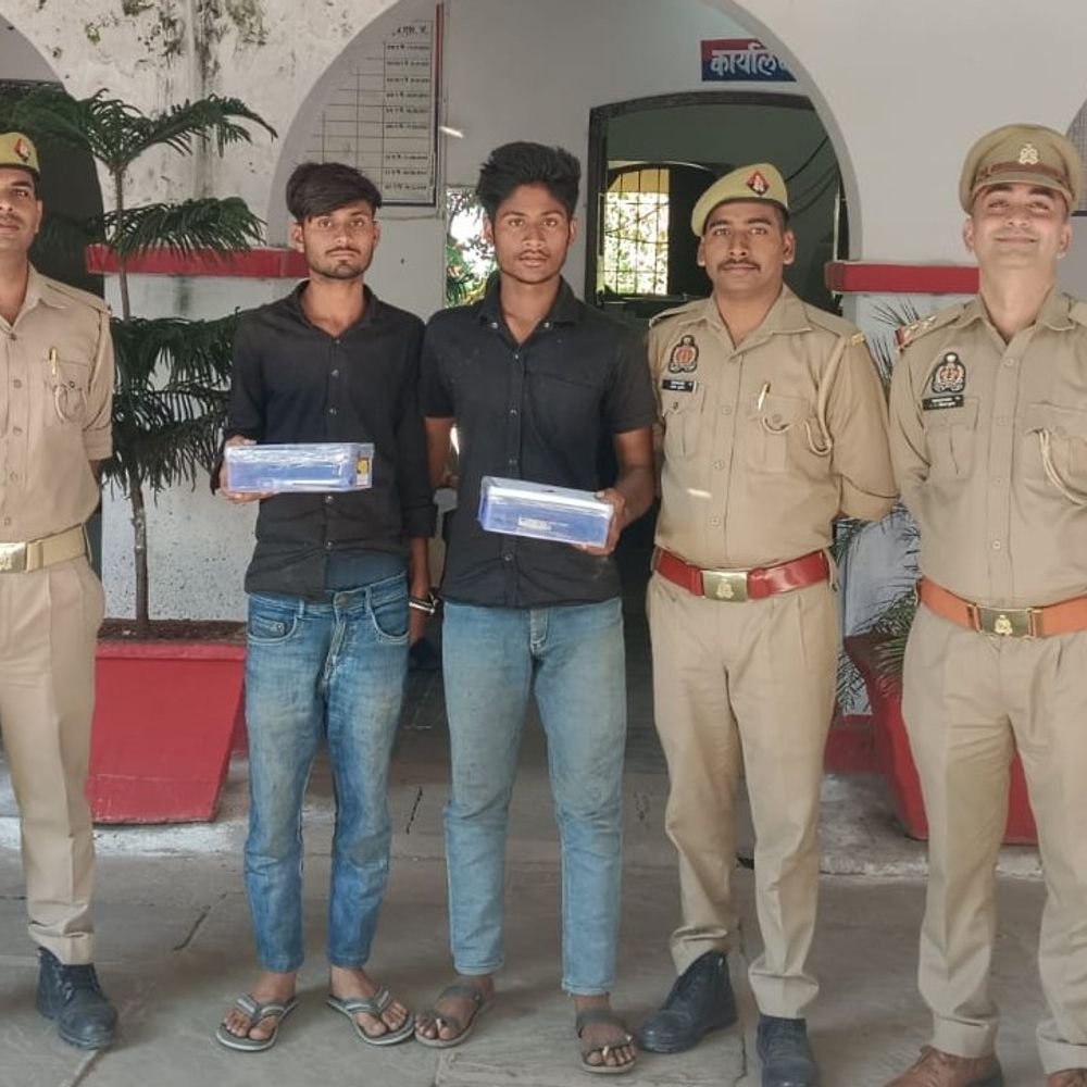 तमंचे और कारतूस के साथ दो युवक गिरफ्तार:पुलिस को देखकर भागने लगे, बाइक गिरने पर पकड़े गए