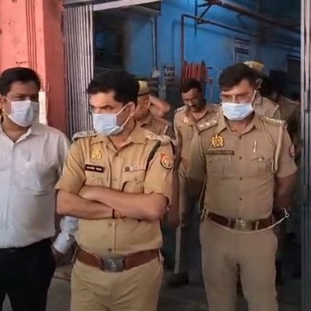 पिता ने 20 साल की बेटी को बंधक बनाकर रखा:भदोही में खाना-पानी न मिलने से हड्डियां-मांस तक गला, बदबू आने पर पड़ोसियों ने बुलाई पुलिस