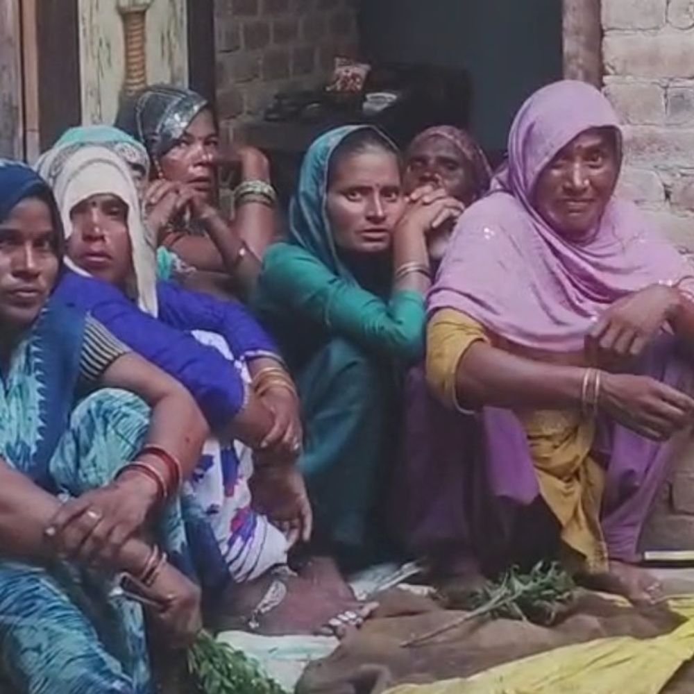 संभल में बेटे के हाथों में मां ने दम तोड़ा:चलती बाइक से उछलकर गिरी, अस्पताल ले जाते समय तोड़ा दम