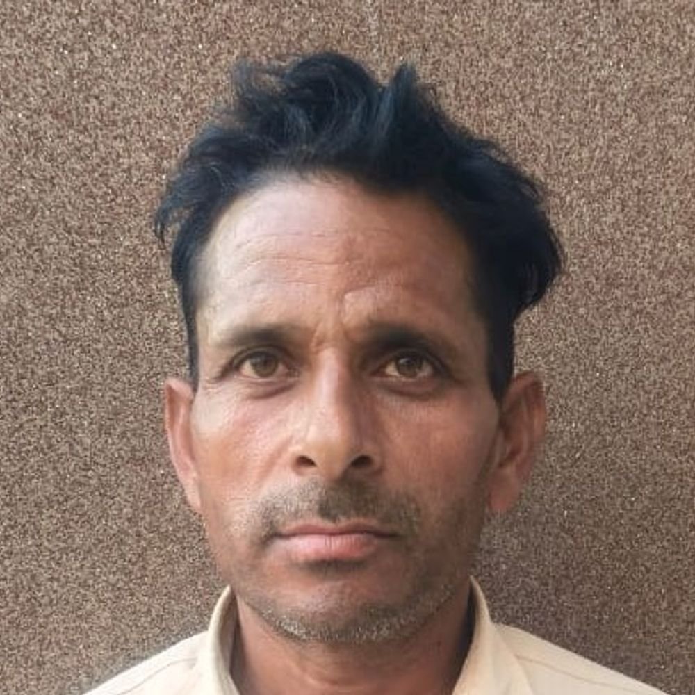 एटा में खाद न मिलने पर किसान के दस्तावेज फाड़े:सहकारी समिति सचिव पर लगा आरोप, किसानों ने लगाई न्याय की गुहार