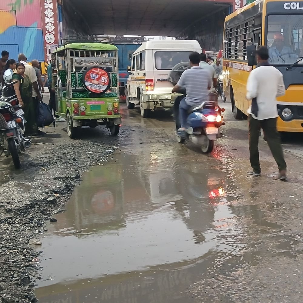डाफी बाईपास पर सीवर का पानी फैला, राहगीर परेशान:कई महीनों से समस्या, हल्की बारिश में तालाब बनती सड़क; शिकायतों के बाद भी कार्रवाई नहीं