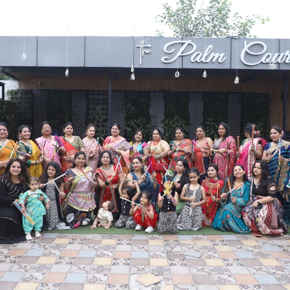 व्हाइट हाउस में डांडिया उत्सव में महिलाओं ने किया गरबा:डॉली गुप्ता और सिम्मी अग्रवाल संयुक्त रूप से बनीं ‘डांडिया क्वीन मेरठ’