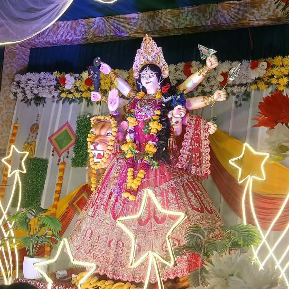 जालौन में नवरात्र पंचमी पर मां का श्रृंगार:सुदामा पुरी सजा आकर्षक द्वार, श्रद्धालुओं ने विधि-विधान से की पूजा