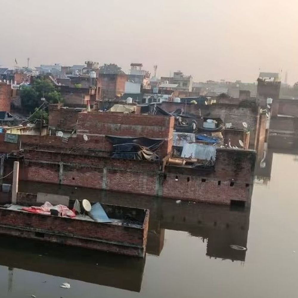 24 घंटे में सरायन नदी का जलस्तर 8 सेमी घटा:सीतापुर में बाढ़ प्रभावितों को मिली राहत, केशव ग्रीन सिटी समेत 6 मोहल्लों में अब भी पानी भरा