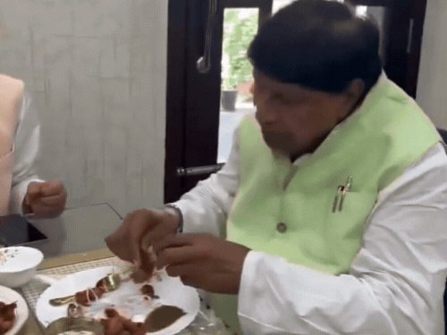 नवरात्रि में सपा रामजीलाल सांसद सुमन की 'चिकन पार्टी' गर्माई:कैबिनेट बोले-इनका सनातन से लेना-देना नहीं, सुमन ने कहा-उनकी बुद्धि के लिए प्रार्थना करता हूं
