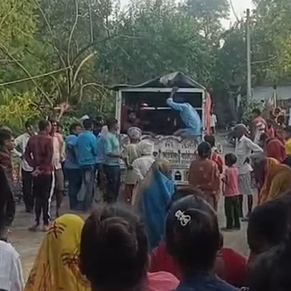 टेढ़ी नदी में नहाते समय दो बच्चों की मौत:3 बच्चे गहरे पानी में डूबे थे, एक लड़की को ग्रामीणों ने बचाया