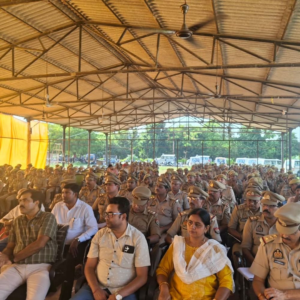 चुनाव में लापरवाही बर्दाश्त नहीं, DM ने अधिकारियों को चेताया:मऊ में MLC चुनाव के लिए मजिस्ट्रेट-पुलिसकर्मियों को दिए निर्देश