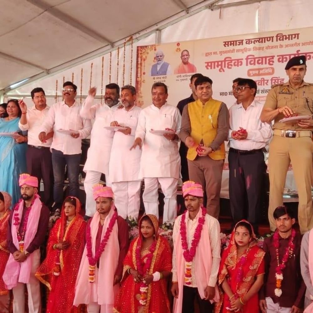 सामूहिक विवाह समारोह में 111 जोड़ों की शादी:93 ने लिए सात फेरे और 18 का निकाह, पर्यटन मंत्री ने दिया आशीर्वाद