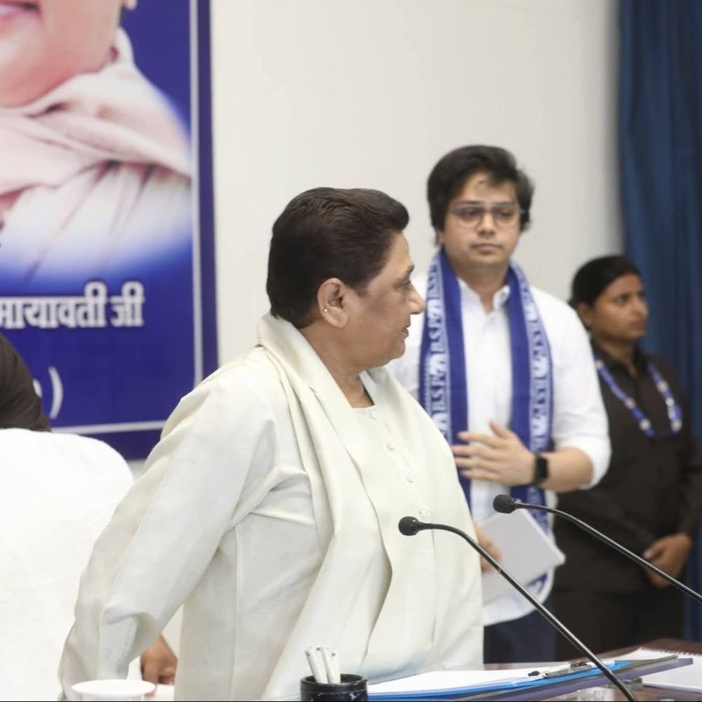 आकाश आनंद पर मायावती की सफाई:शादी से पहले कभी नहीं निकाला, अब अशोक सिद्धार्थ के संन्यास के बाद ऐसी स्थिति नहीं बनेगी