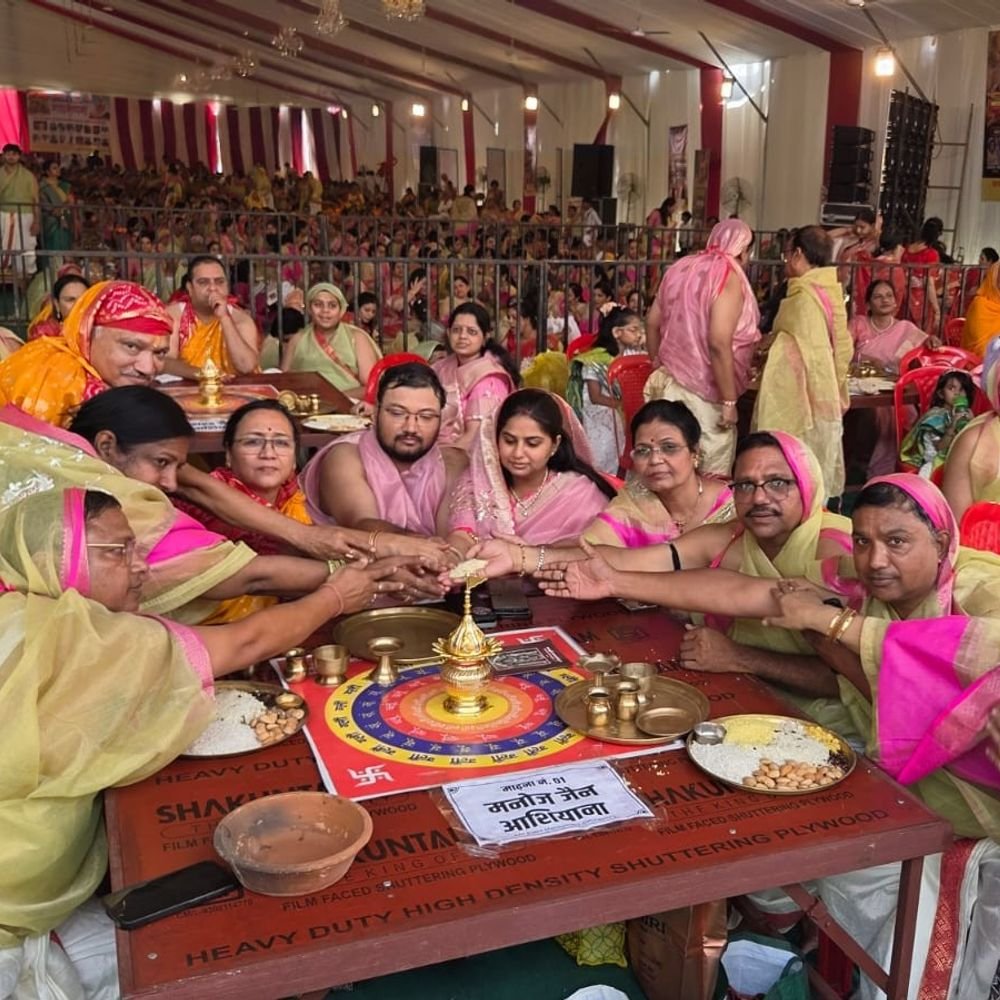 लखनऊ में सरस्वती महाअर्चना आयोजित:विहेसंत सागर महाराज के सान्निध्य में जुटे श्रद्धालु, ज्ञान व संस्कारों का दिया संदेश