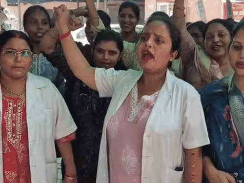 प्रयागराज में संविदा ANM कर्मचारियों का प्रदर्शन:बोलीं-10 से 12 हजार में परिवार नहीं चलता नियमित करें, नहीं तो समान कार्य समान वेतन दें