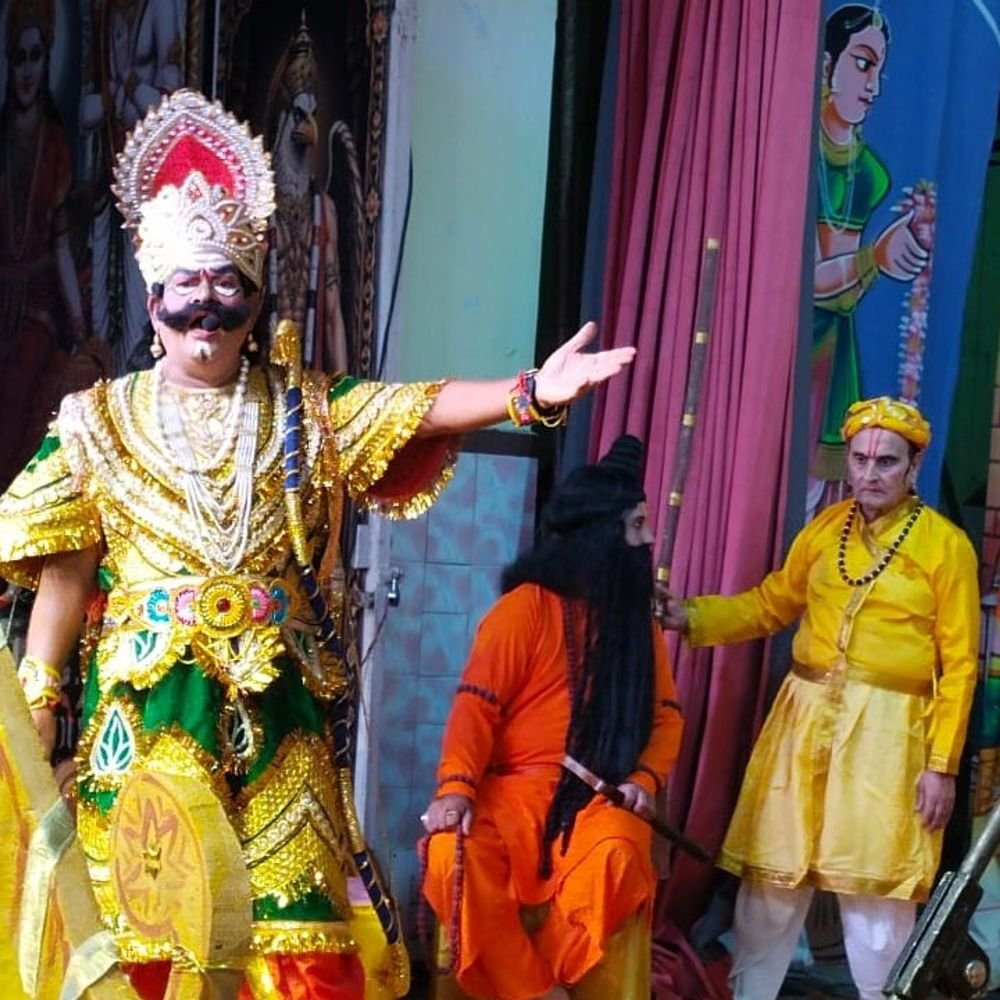लखनऊ महानगर रामलीला में धनुष यज्ञ और लक्ष्मण-परशुराम संवाद:दर्शकों का ध्यान खींचा, कैकई-मंथरा संवाद का भी मंचन