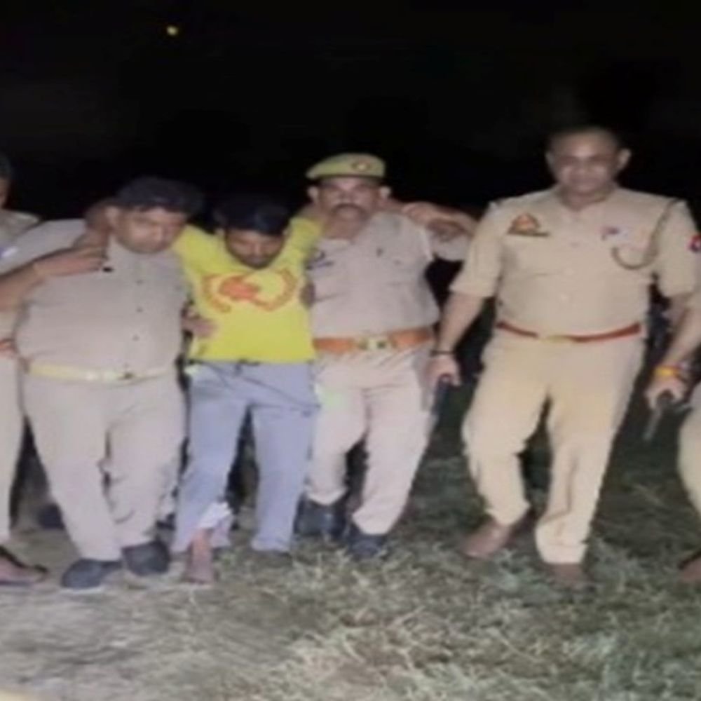 इटावा में पुलिस मुठभेड़ में हिस्ट्रीशीटर गिरफ्तार:पैर में लगी गोली, चोरी की अपाचे बाइक और तमंचा बरामद