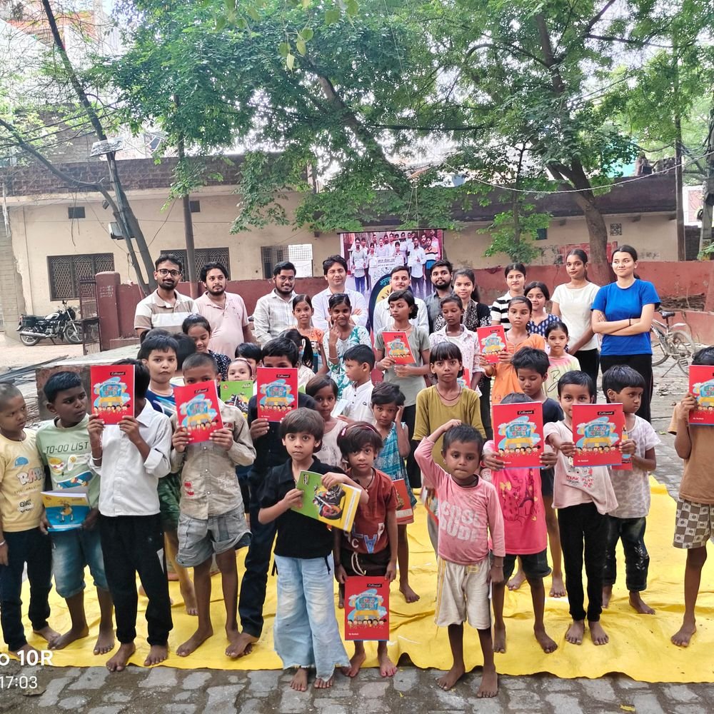 वाराणसी में मनाई गांधी जयंती:भारत चेतना ट्रस्ट ने बच्चों को बांटी शैक्षणिक सामग्री