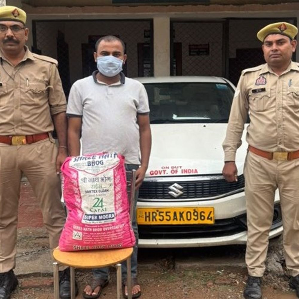 बागपत में गांजा तस्कर गिरफ्तार:7 किलो 820 ग्राम गांजा मिला, लग्जरी गाड़ी से हो रही थी तस्करी, 5 लाख अनुमानित कीमत