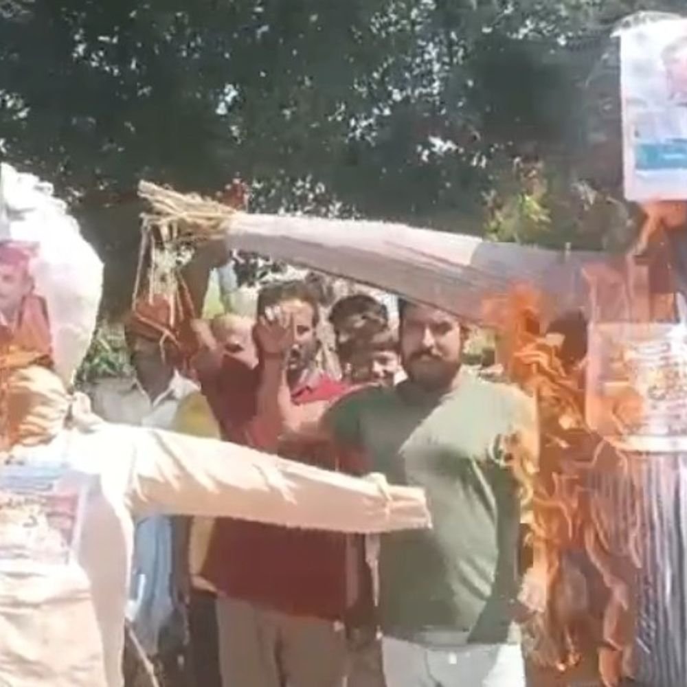 मुख्य चुनाव आयुक्त पर टिप्पणी: अखिलेश-राहुल का पुतला फूंका:राष्ट्रीय हिन्द समाज पार्टी ने नारेबाजी कर जताया विरोध