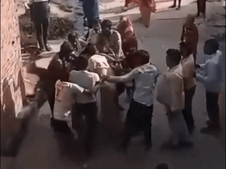 दानपात्र से रुपये निकालने के आरोप पर विवाद, VIDEO:मैनपुरी में महिला ने पति समेत कई लोगों से मारपीट का आरोप, कार्रवाई की मांग